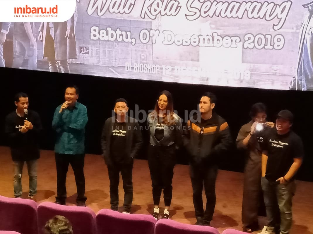 Produser hingga pemain Rembulan Tenggelam di Wajahmu dalam special screening. (inibaru.id/ Zulfa Anisah)