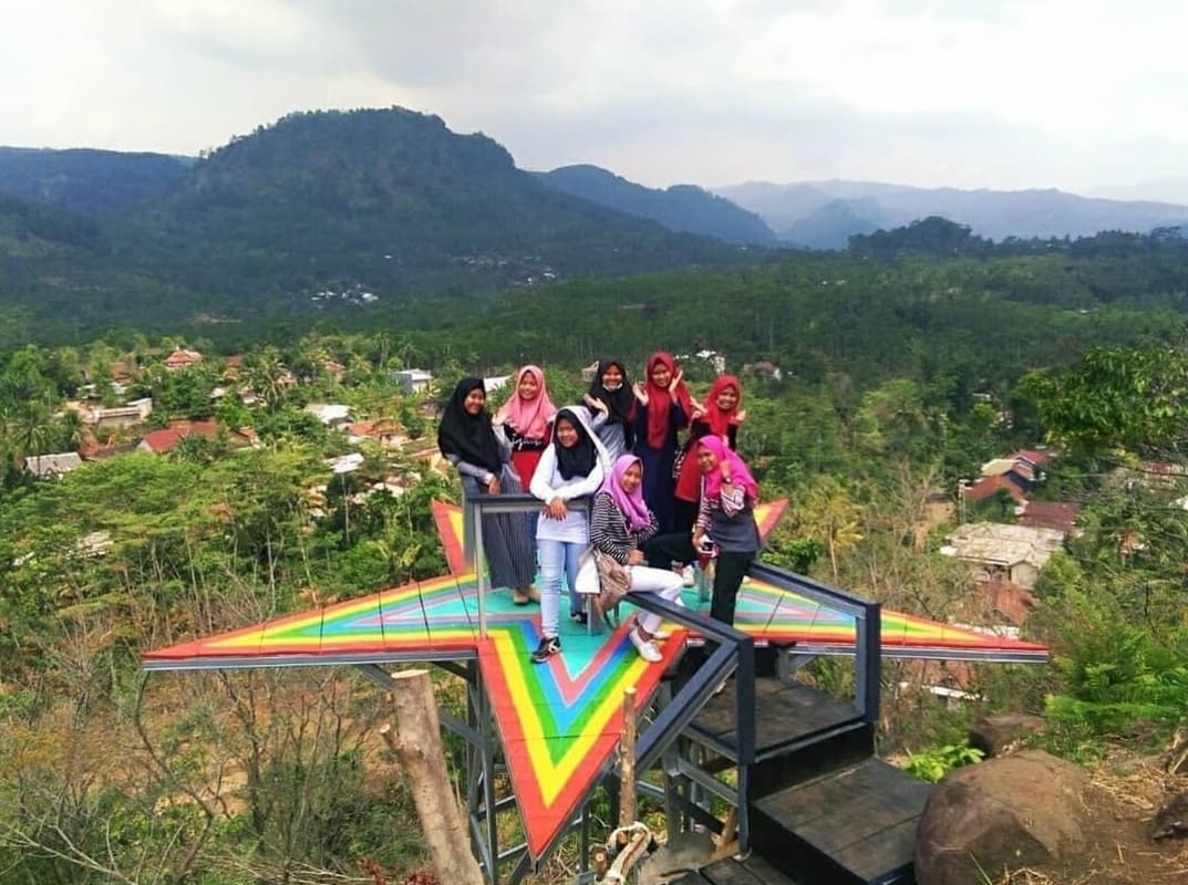 Keindahan Watu Ireng di dataran tinggi Pekalongan. (Instagram/budegerrs_)