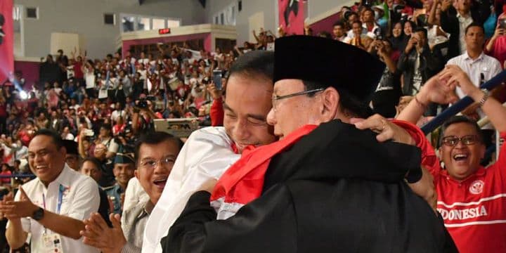 Momen saat Jokowi dan Prabowo dipeluk Hanifan usai dipastikan merebut emas di cabang Pencak Silat Asian Games (Biro Pers, Media, dan Informasi Sekretariat Presiden)