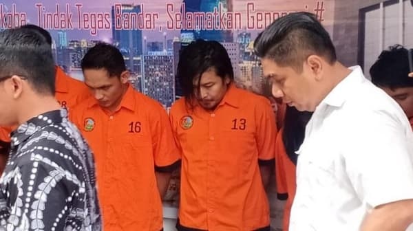 Zulkifli dan tersangka lainnya saat diperlihatkan pada wartawan usai ditangkap. (Detikcom/Samsuduha Wildansyah)