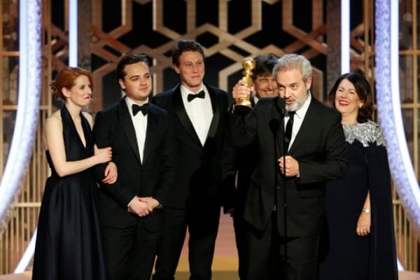 Sam Mendes memegang piala penghagaan ajang Golden Globes ke-77. (Usatoday)