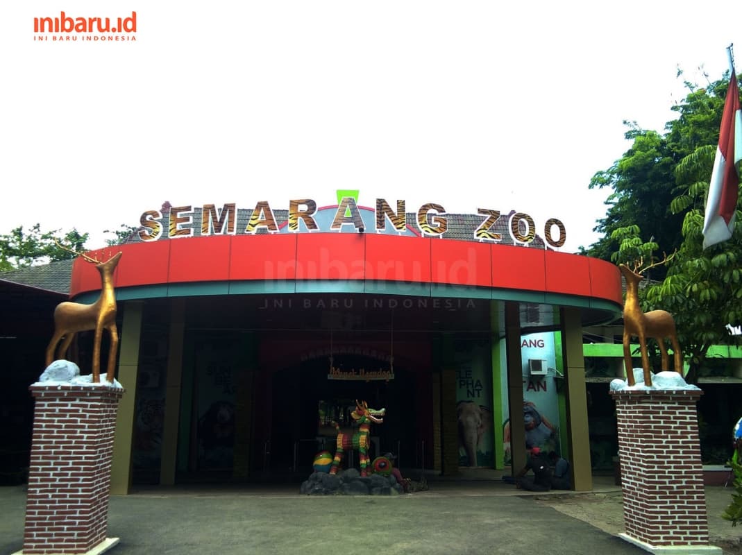 Pintu masuk utama Semarang Zoo. (Inibaru.id/ Isma Swastiningrum)