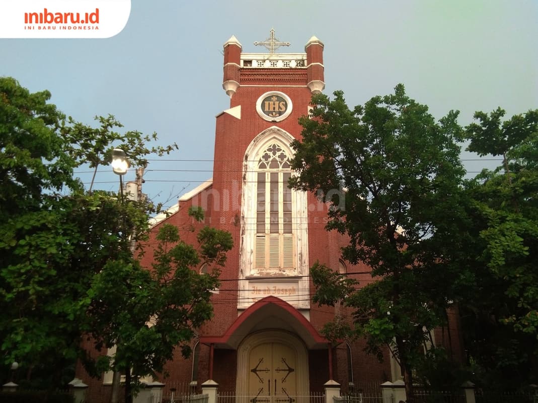 Lantaran khawatir gempa, menara Gereja Gedangan Semarang dibuat nggak terlalu tinggi. (Inibaru.id/ Isma Swastiningrum)