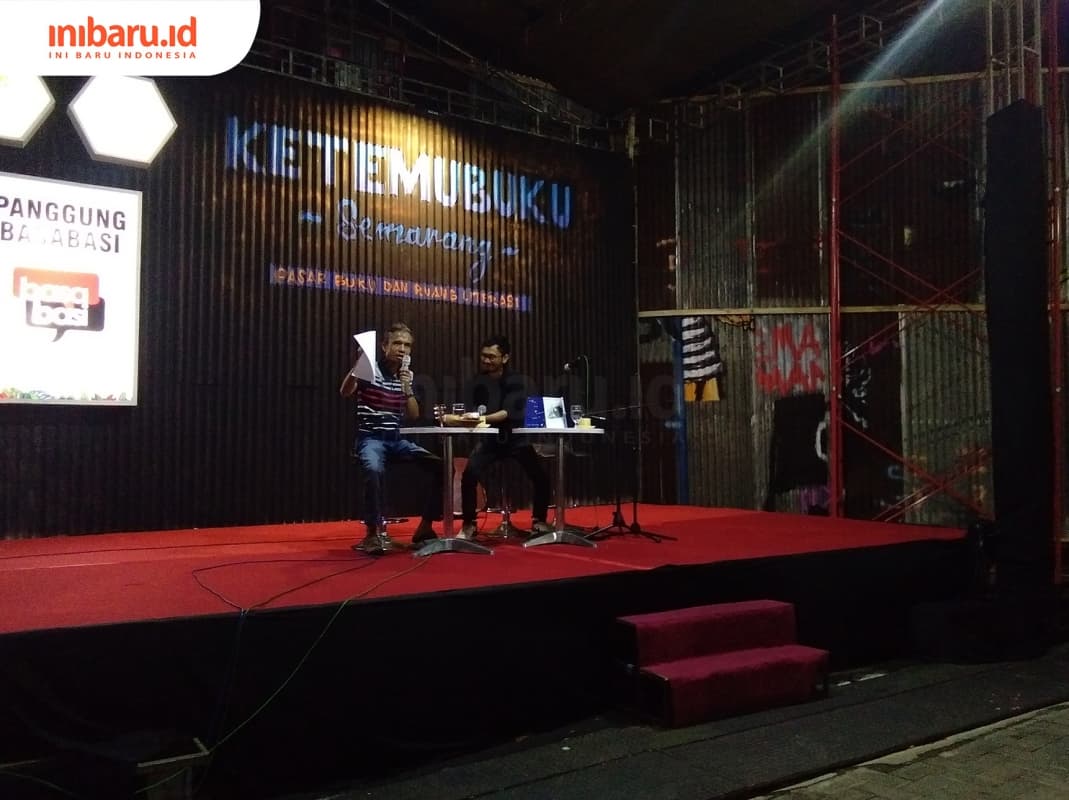 Joko Pinurbo (kiri) berbicara tentang puisi. (Inibaru.id/ Isma Swastiningrum)