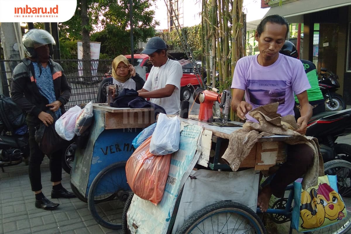 Penjahit permak pakaian keliling biasanya dapat ditemukan sekitar pasar. (Inibaru.id/ Isma Swastiningrum)