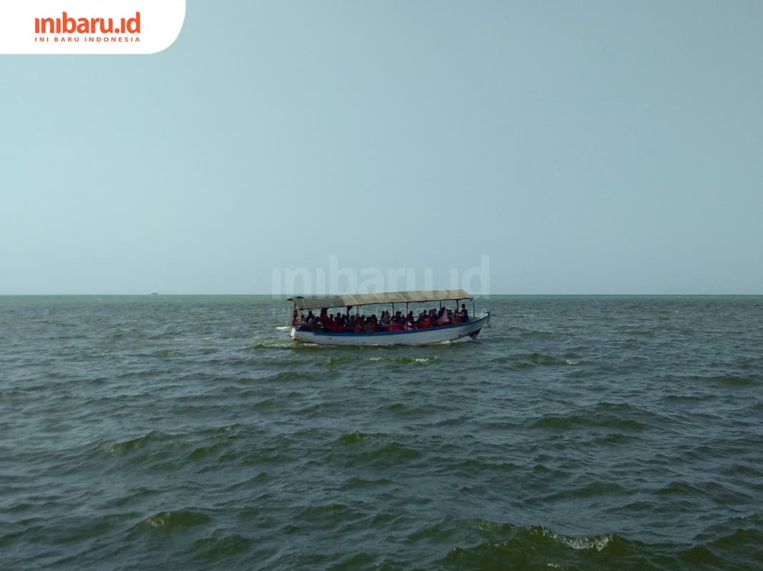 Naik perahu di kawasan Pantai Marina. (Inibaru.id/ Isma Swastiningrum)