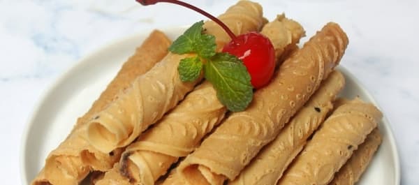 Sekilas, kue semprong dan egg roll terlihat sama. (Resepkoki.id)