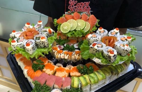 Sushi Cake ala Orenji Sushi Semarang. (Instagram/orenjisushisemarang)
