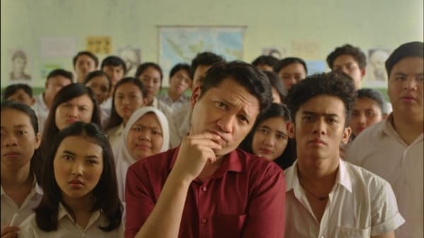 Film Guru-Guru Gokil tentang Pak Taat dan murid-muridnya. (Dok. Film "Guru-Guru Gokil")