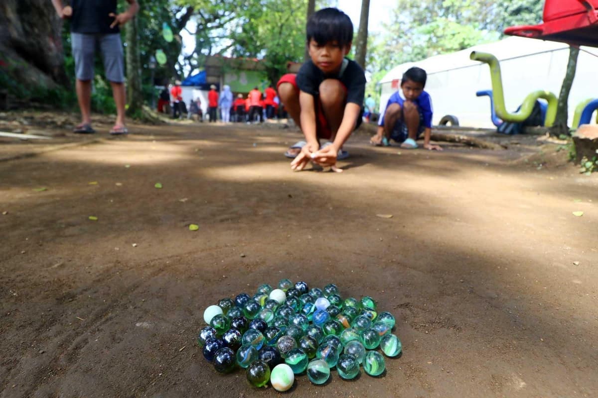 anak-anak sedang bermain Kelereng (Brainly.com)