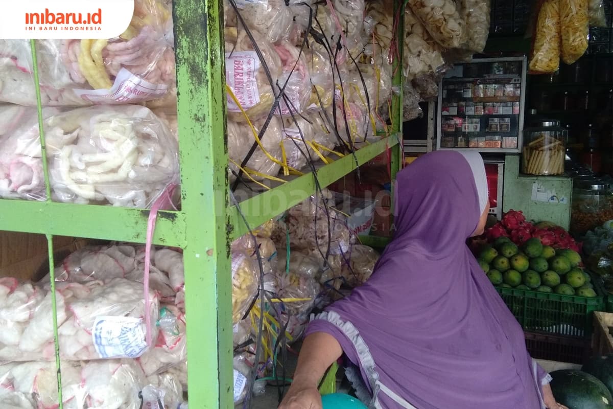 Salah satu kios di sekitar alun-alun Kaliwungu menjajakan kerupuk usek. (Inibaru.id/ Issahani)