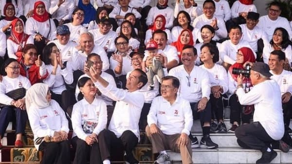 Jokowi bersama menteri Kabinet Kerja Jilid I saat Lomba Agustusan lalu. (Instagram/sekretariat_kabinet)