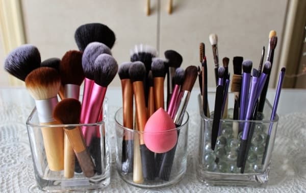 Mudah Plus Murah, Bersihkan Kuas Mekapmu dengan Cara Ini