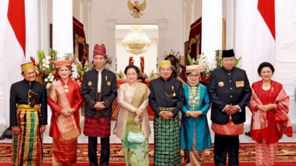 Jokowi bersama tiga mantan presiden Republik Indonesia. (Tribunnews)