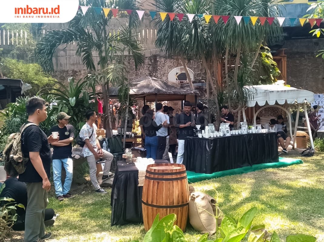 Suasana Fun Cupping di Bild Photospot yang diramaikan pegiat kopi Semarang. (Inibaru.id/ Abi Fathe)