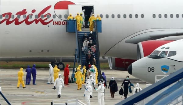 Evakuasi WNI dari Wuhan Tiongkok, ke Natuna. (AFP/Ricky Prakoso)