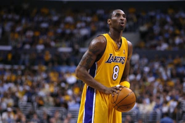 Kobe Bryant saat membela LA Lakers. (Lisa Blumenfeld/Getty Images)  