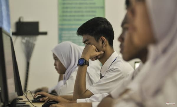 Siswa mendaftar akun LTMPT. (Faisal R Syam / FAJAR INDONESIA NETWORK.)