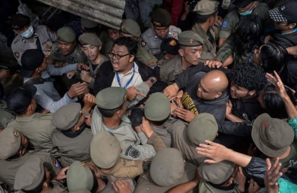 Penggusuran di Tamansari, Bandung (Pikiran Rakyat/Arif Hidayah)