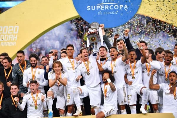 Pemain Real Madrid merakayan gelar Piala Super Spanyol. (Twitter.com/ChampionsLeague)