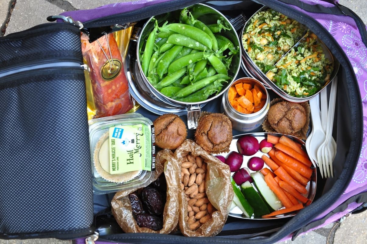 Membawa bekal dari rumah untuk dibawa traveling. (5pointsblue)