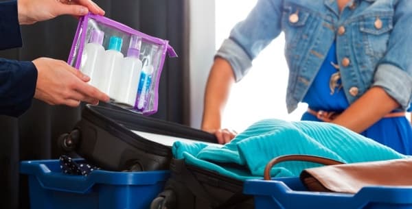 Mengemas peralatan kosmetik agar bisa dibawa ke dalam pesawat. (Rsatravelinsurance)