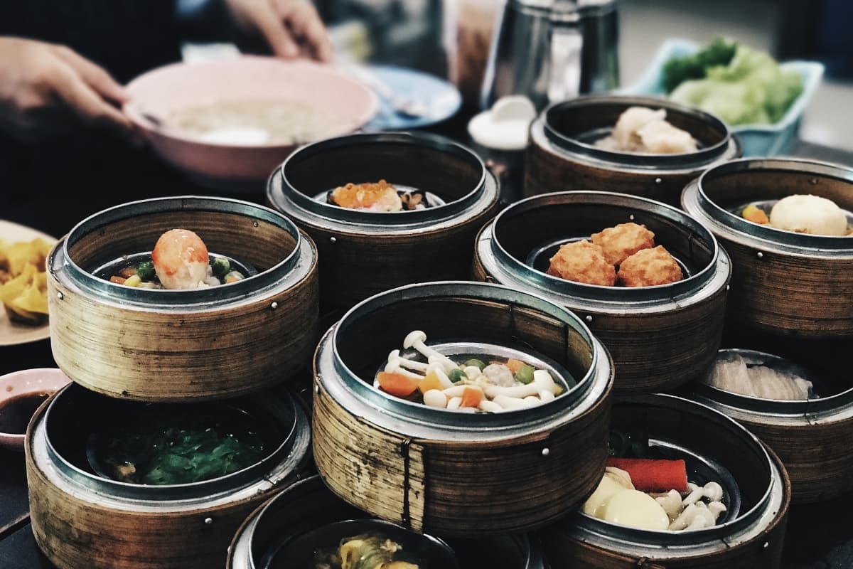 Menyantap dimsum. (Isorepublic)