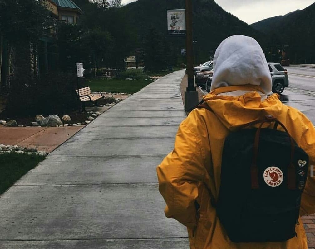 Kendati mengenakan hijab, hobi traveling nggak perlu ditanggalkan. (Pinterest)