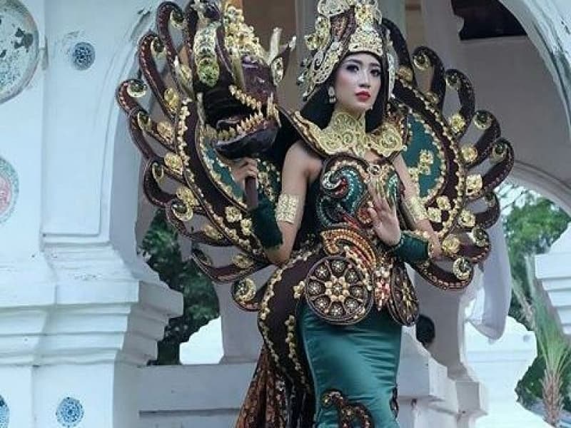 Rita Nurmaliza memamerkan kostum Paksinagaliman menjelang ajang Miss Asia Pacific International 2017. (Instagram/Rita Nurmaliza)