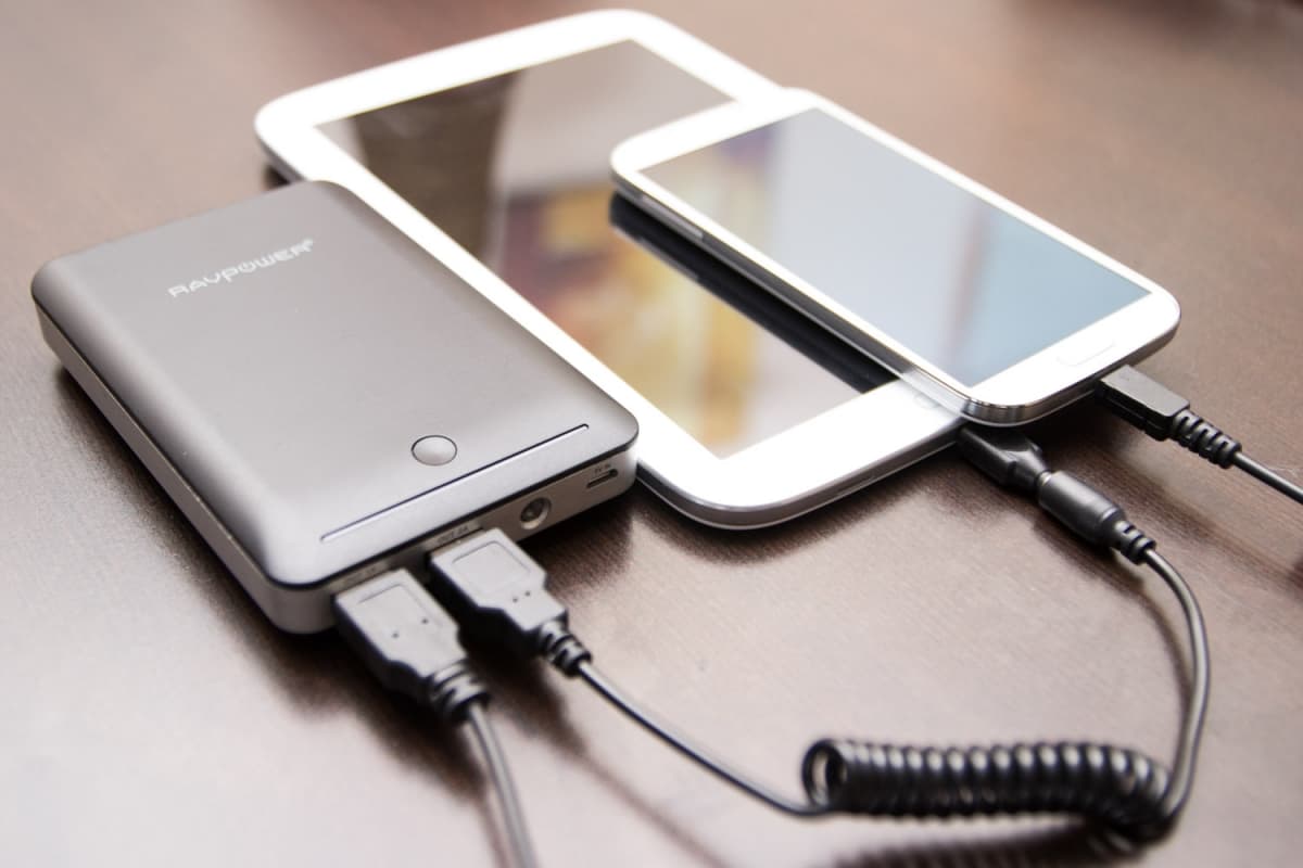 Mengisi ponsel dengan power bank. (Shopback)