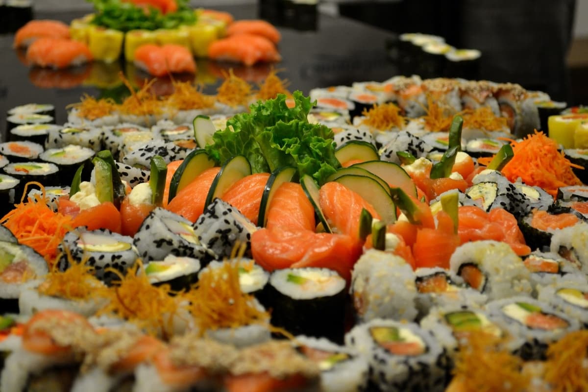 Sushi dan makanan pendampingnya. (Pixabay)