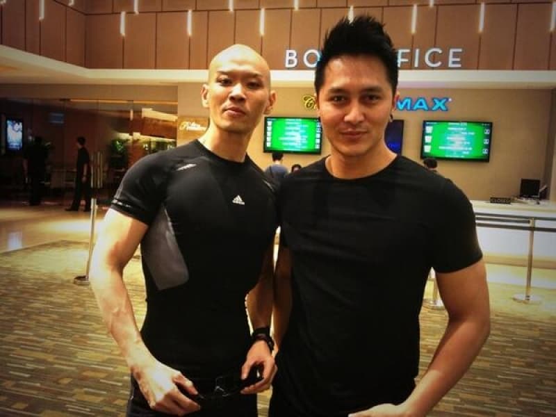 Demian Aditya dan Deddy Corbuzier berfoto bersama di depan salah satu bioskop (Sidomi.com)
