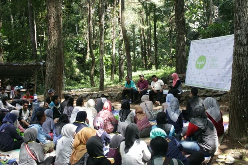 Peduli Lingkungan dengan Cabuti Paku di Pohon