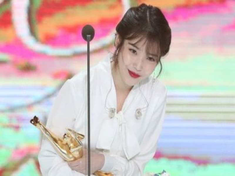 IU saat berpidato di Golden Disc Award 2018. (Wowkeren.com)