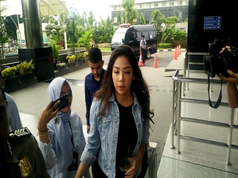 Dwina Michaella saat di Gedung KPK. (Okezone.com/Arie Dwi)