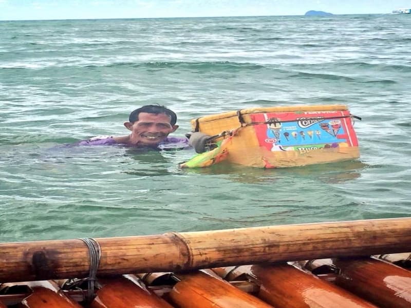 Penjaja es krim di tengah laut. (Facebook.com/Abbey Ann Hernandez)