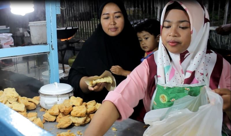 Transaksi jual beli gorengan. (Inibaru.id/Luthfi)