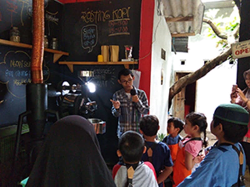 Keseruan Para Barista Cilik yang Menyeduh Kopi di KnK Koffee Resources