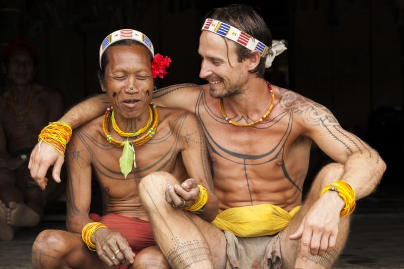 Kebersamaan Henry dengan masyarakat Suku Mentawai. (Byroncentre.com.au)