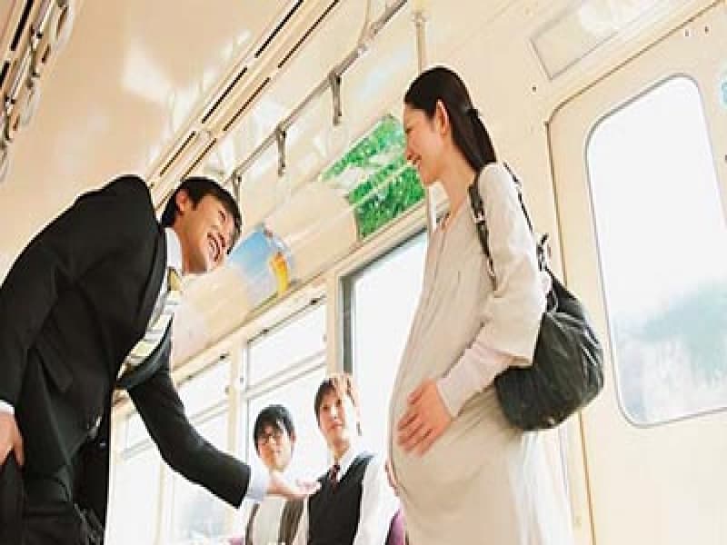 Beban berat yang diemban ibu hamil di kereta. (Tahupedia.com)