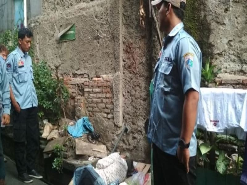 Nggak Diakui Anaknya, Udjan Tidur di Got