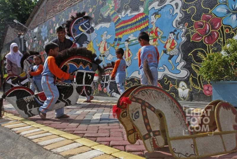 Sejumlah anak berlatih memainkan jaran kepang di Kampung Jawi. (Lihatfoto.com/M. Rendra)