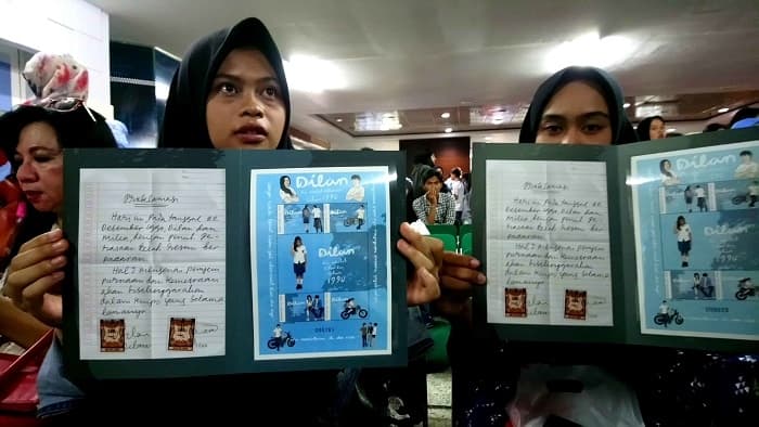 Sejumlah warga membeli prangko Dilan. (Ayobandung.com)