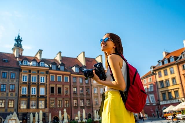 Seorang traveler yang sedang mengujungi salah satu objek wisata. (Traveloka.com)