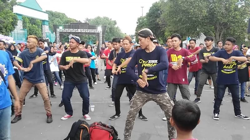 Temon Holic sedang joget bersama. (Youtube.com)