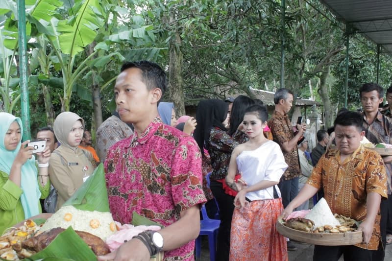 Iring-iringan tujuh tumpeng dalam acara peluncuran novel "Anak Negeri" pada Senin (29/1/2018). (Inibaru.id/Ida)