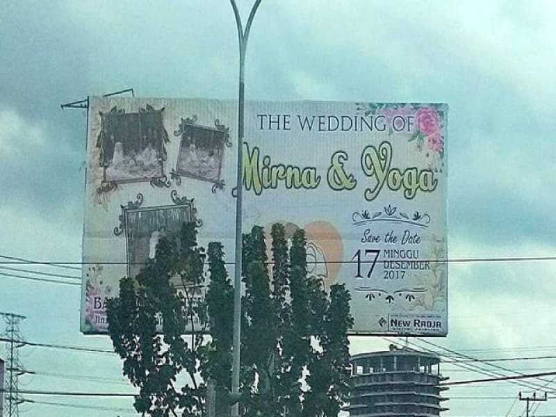 Undangan Pernikahan Pakai Baliho? Ada!