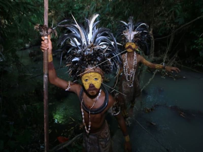 Dua anak berdandan ala suku pedalaman di Kampung Primitif (Antarafoto.com)