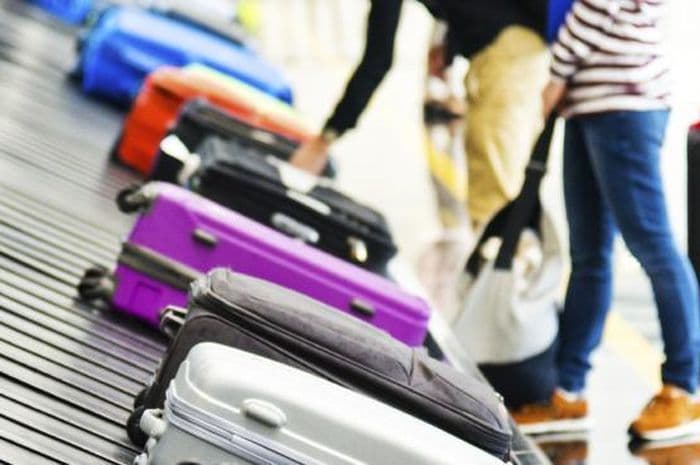 Pengin Kopermu Keluar Duluan di Antrean Bagasi Pesawat? Ikuti Tips Ini!