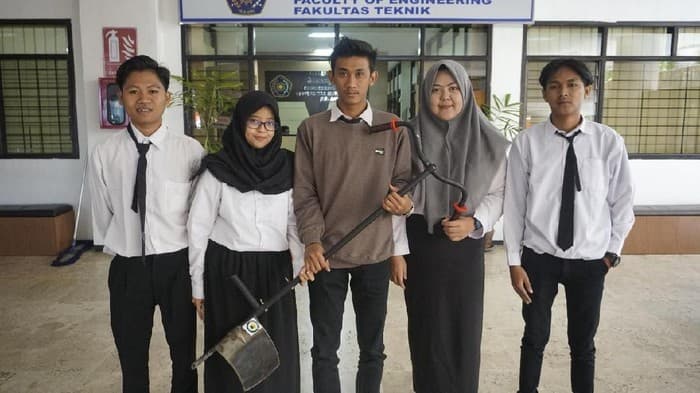 Tim mahasiswa pencipta sepeda cangkul. (detik.com)